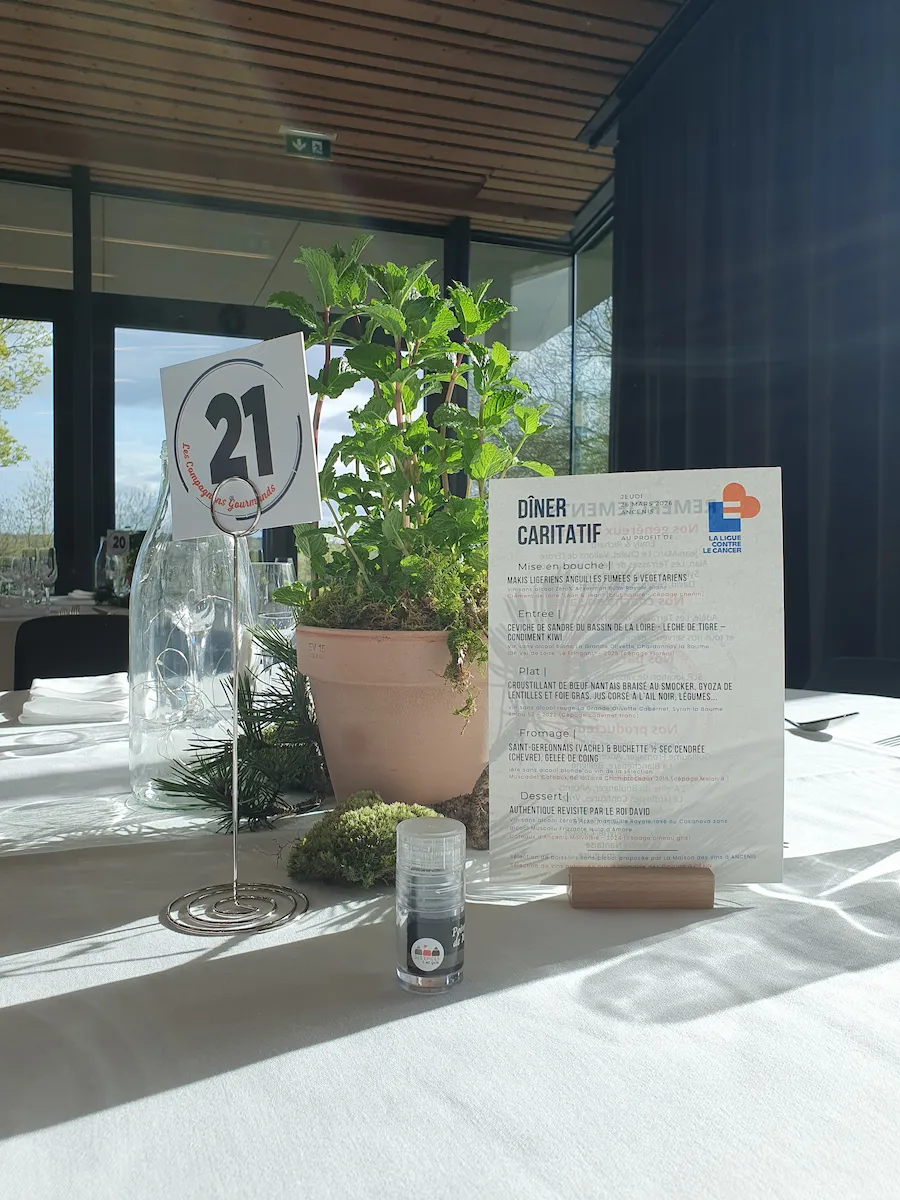 Derniers réglages avant le service du dîner caritatif