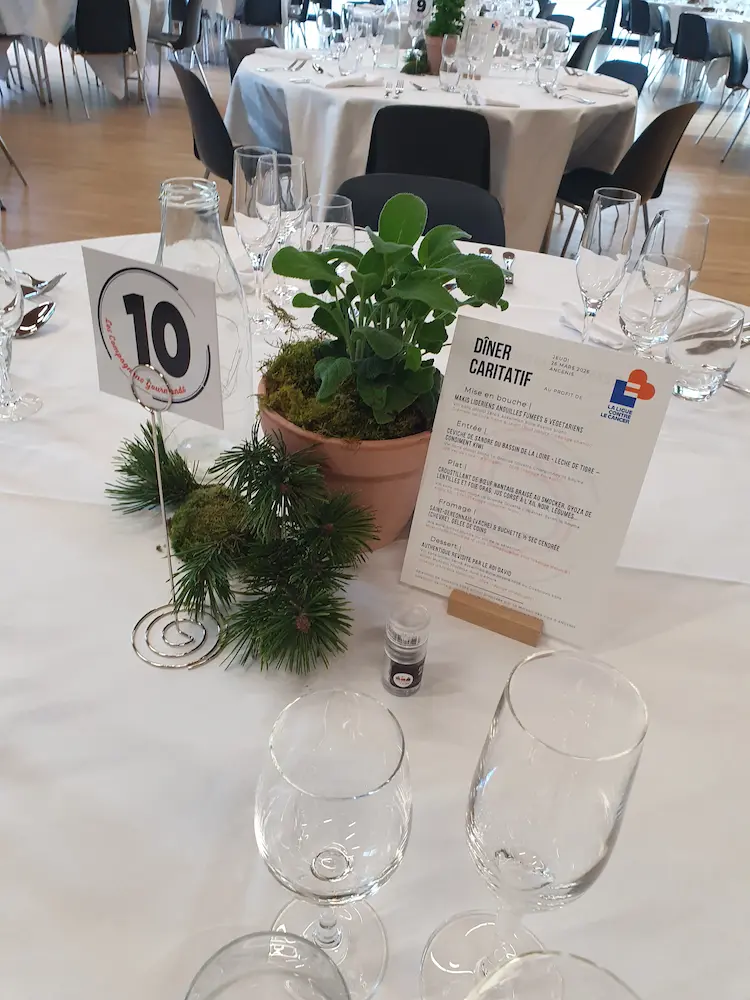 La salle prend vie avant le dîner caritatif
