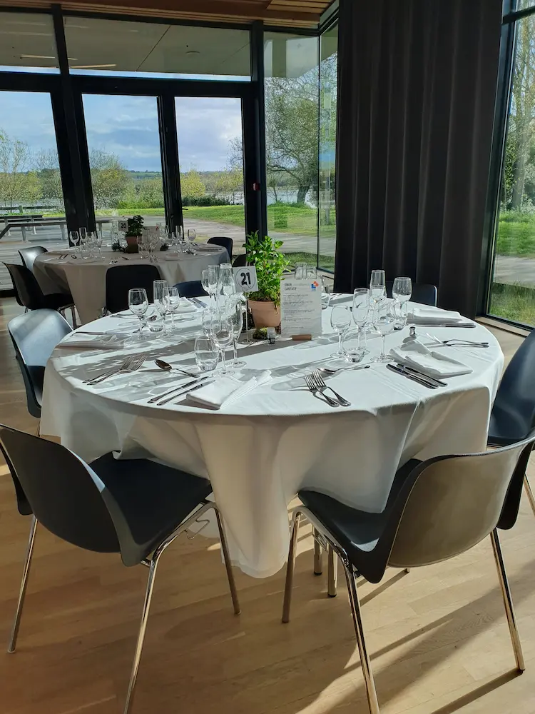 Préparatifs avant le service du dîner caritatif