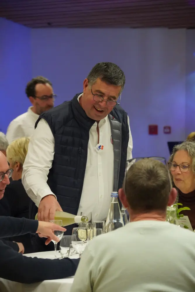 Moment de convivialité pendant le dîner caritatif