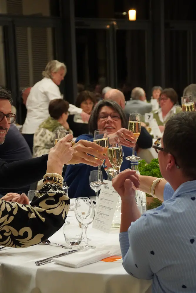 Les convives réunis pour le dîner caritatif