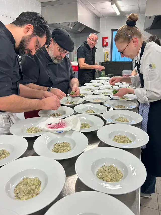 Le chef dresse les assiettes avec précision