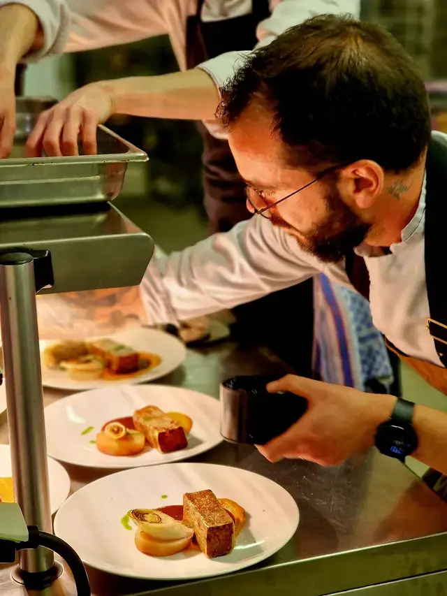 Les chefs en brigade dressent les assiettes