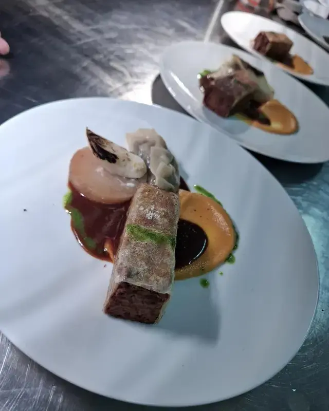 Création sucrée du chef pour le dîner caritatif